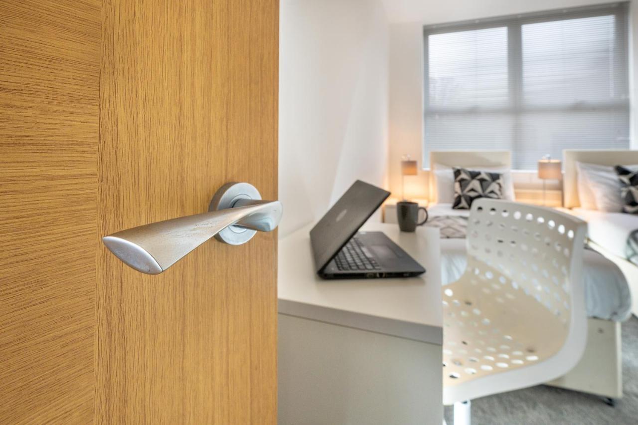 Modern & Spacious 2-Bed Flat With Secure Parking Reading Exterior photo