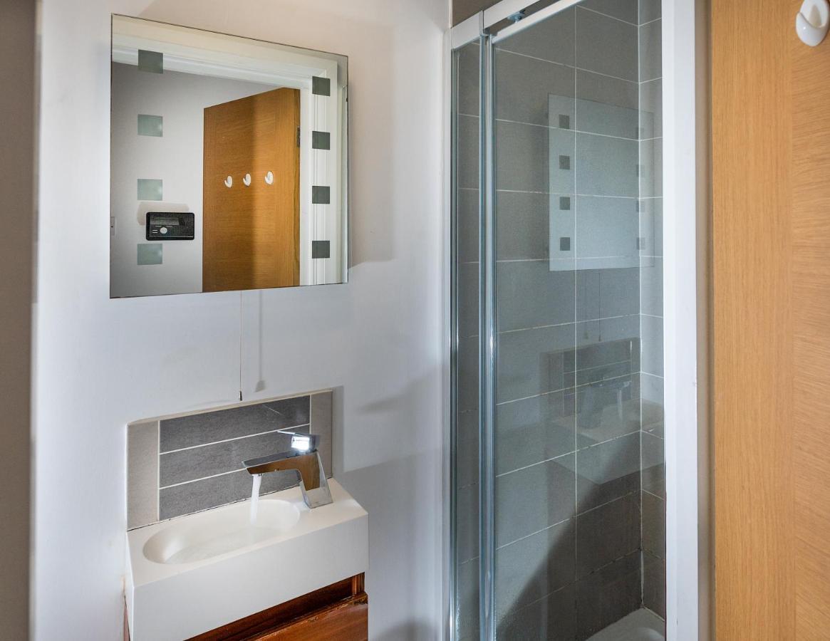 Modern & Spacious 2-Bed Flat With Secure Parking Reading Exterior photo